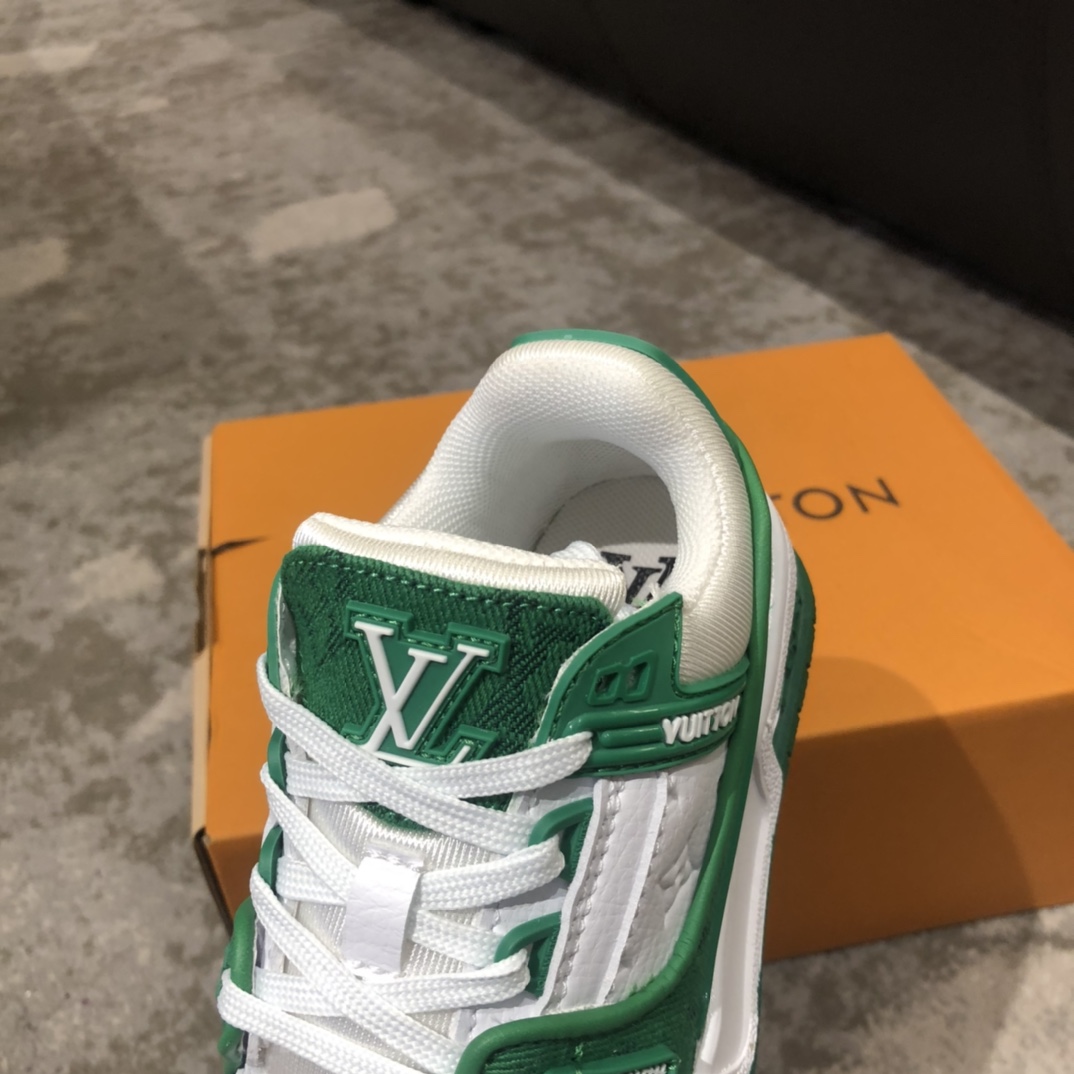 Children's shoes child